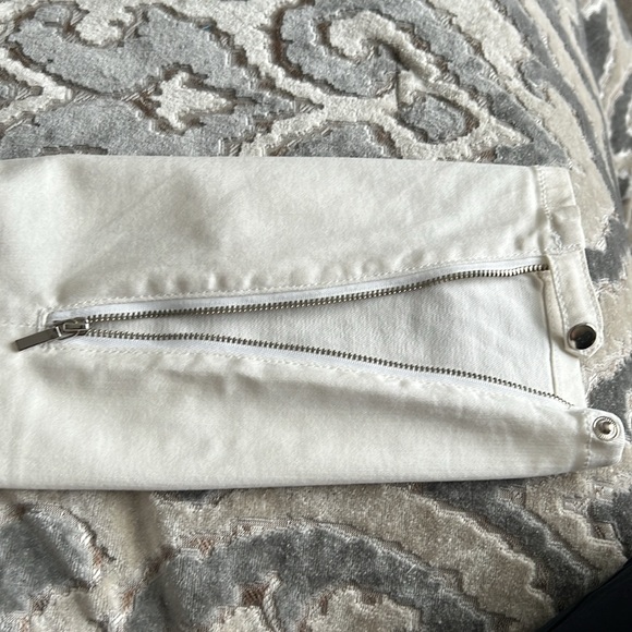 White stretchy Bebe jeans size 28.like new.Zippers on the bottom. - Picture 7 of 8